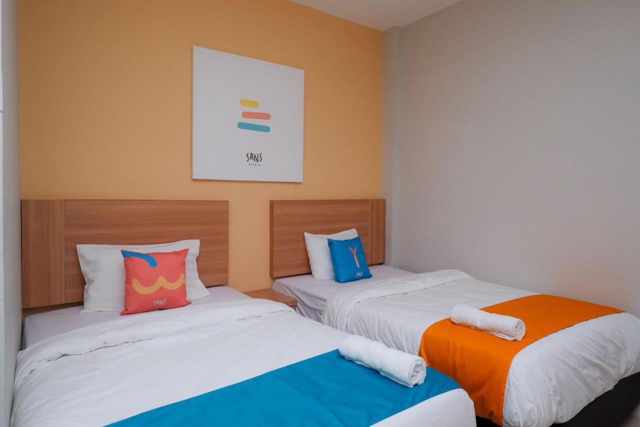 Sans Hotel Tiga Putri Semarang By Reddoorz Kültér fotó