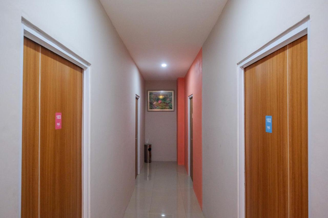 Sans Hotel Tiga Putri Semarang By Reddoorz Kültér fotó