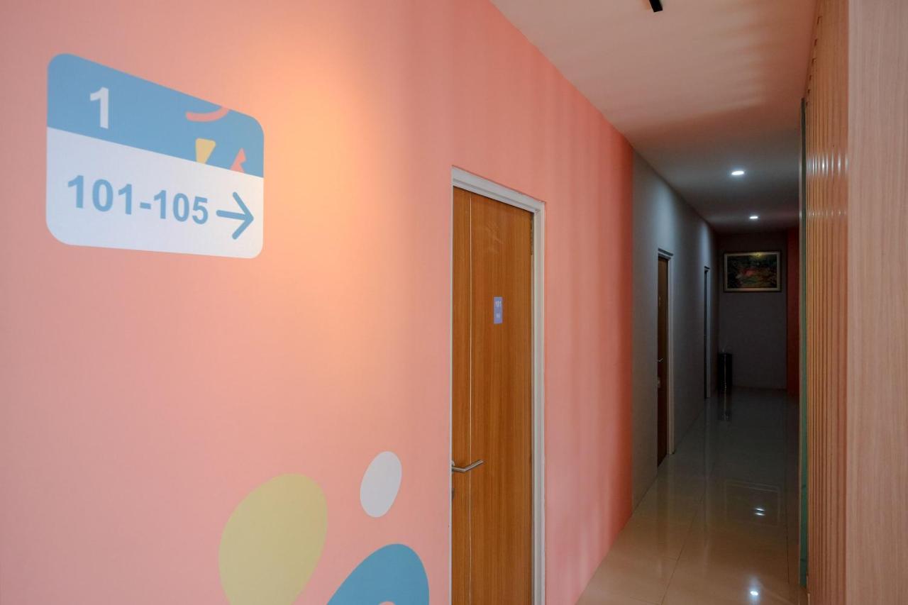 Sans Hotel Tiga Putri Semarang By Reddoorz Kültér fotó