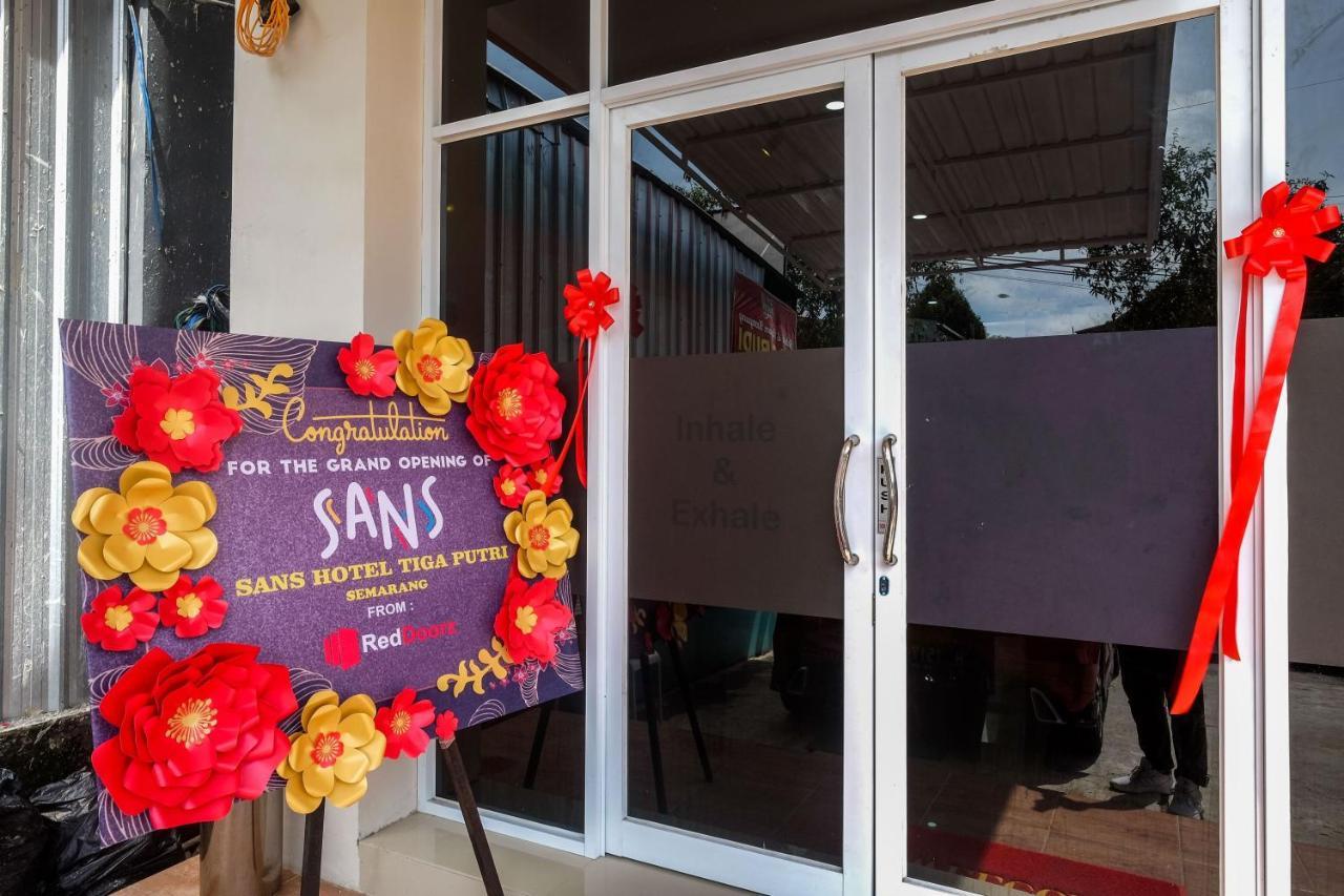Sans Hotel Tiga Putri Semarang By Reddoorz Kültér fotó