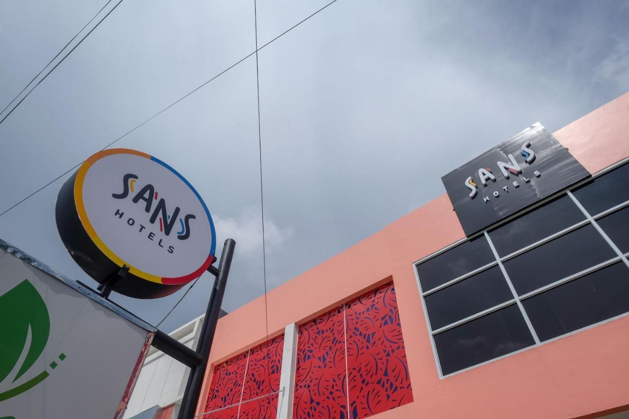 Sans Hotel Tiga Putri Semarang By Reddoorz Kültér fotó